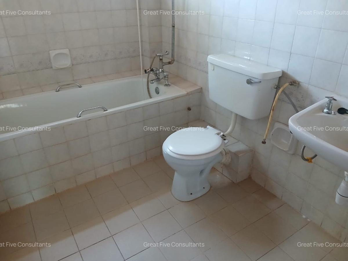 5 Bed Villa with En Suite in Nyari - 17