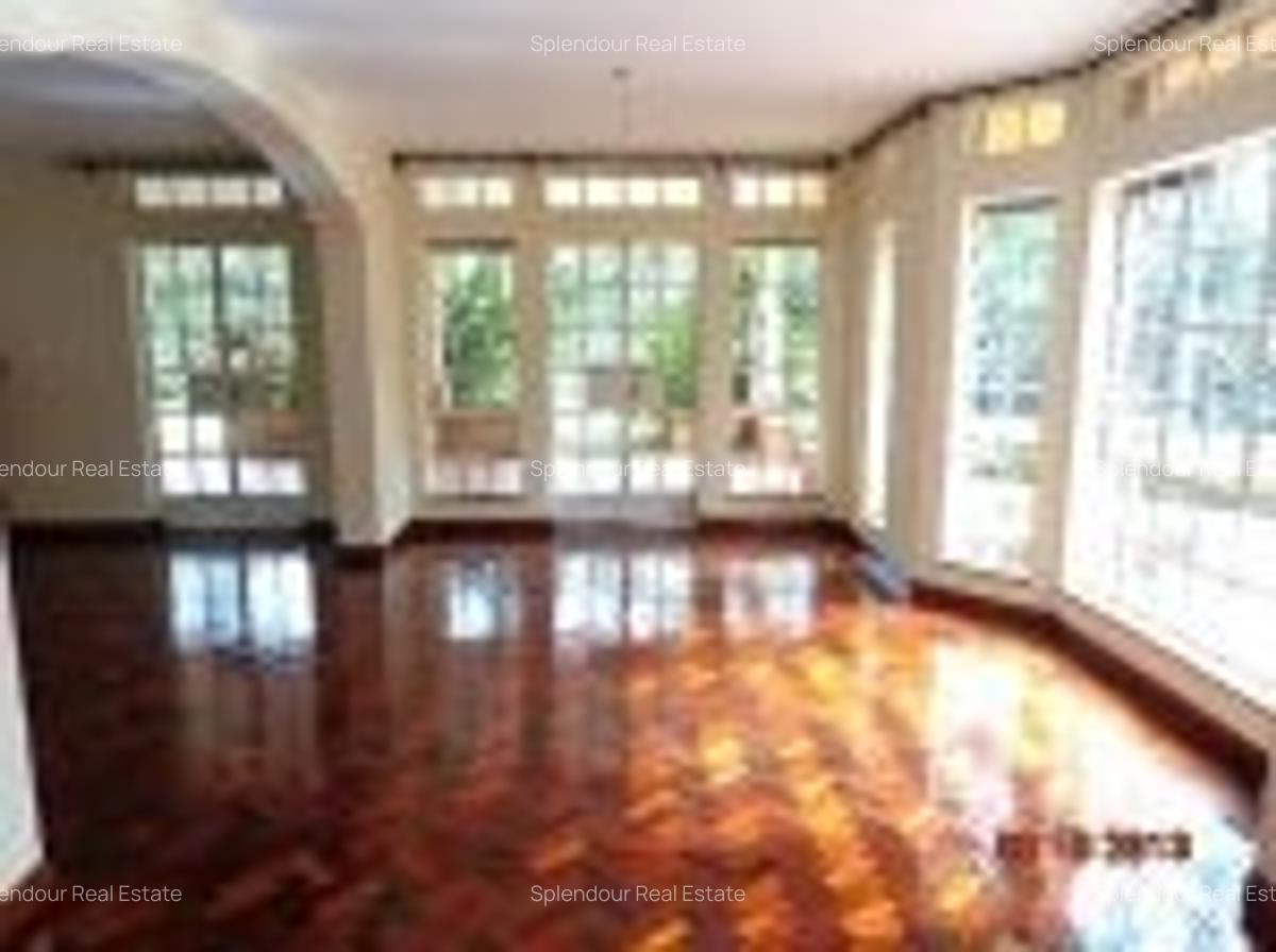 5 Bed Villa with En Suite in Rosslyn - 4