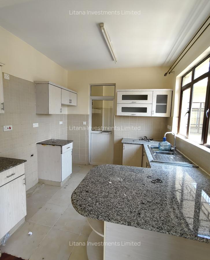 2 Bed Apartment with En Suite at Off Dennis Pritt - 7