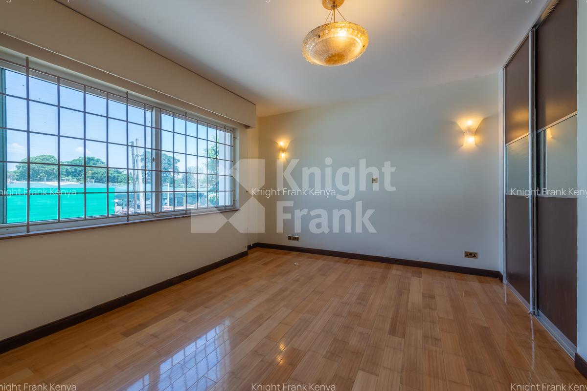 7 Bed House with En Suite at Un Crescent - 7