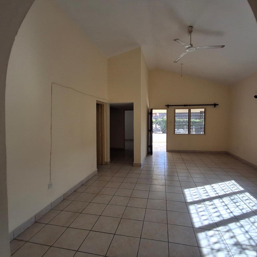 3 Bed House with En Suite at Bamburi Mombasa - 16