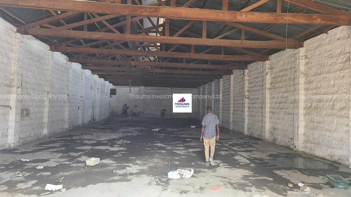 3,000 ft² Warehouse with Fibre Internet in Industrial Area - 1