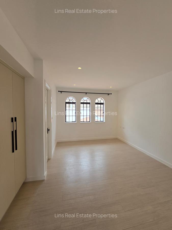 4 Bed Townhouse with En Suite in Brookside - 6