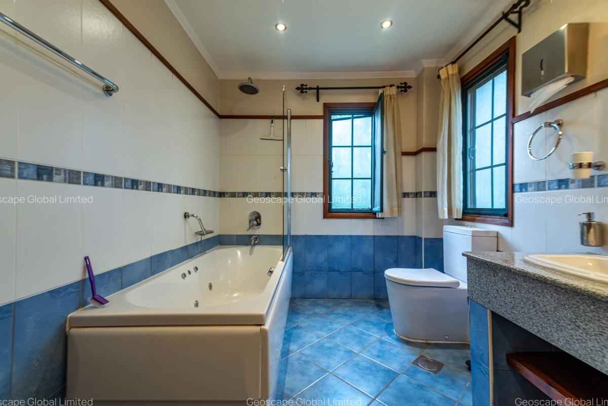 4 Bed Villa with En Suite in Ridgeways - 4