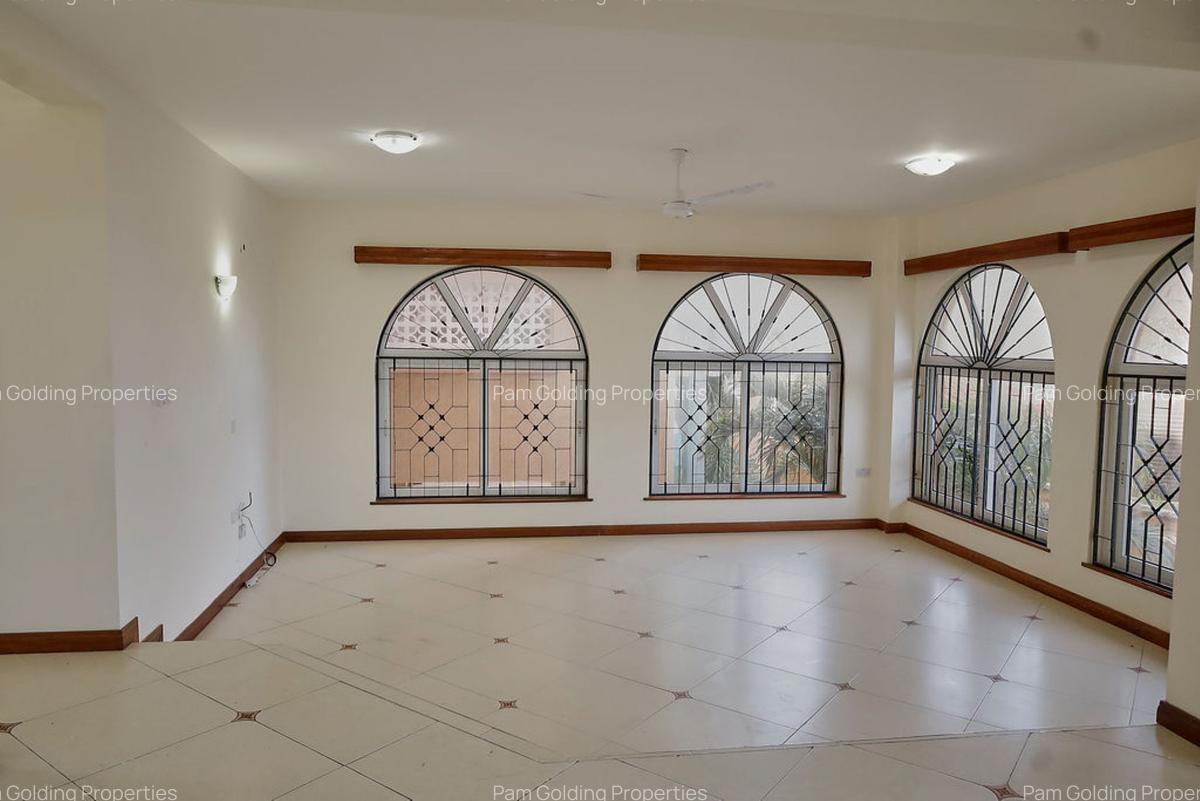 4 Bed Apartment with En Suite at 1St Avenue - 2