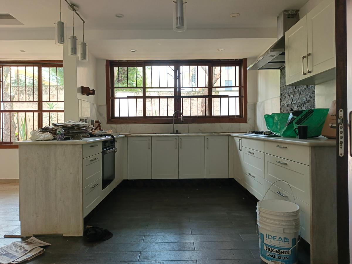6 Bed House with En Suite in Kyuna - 5