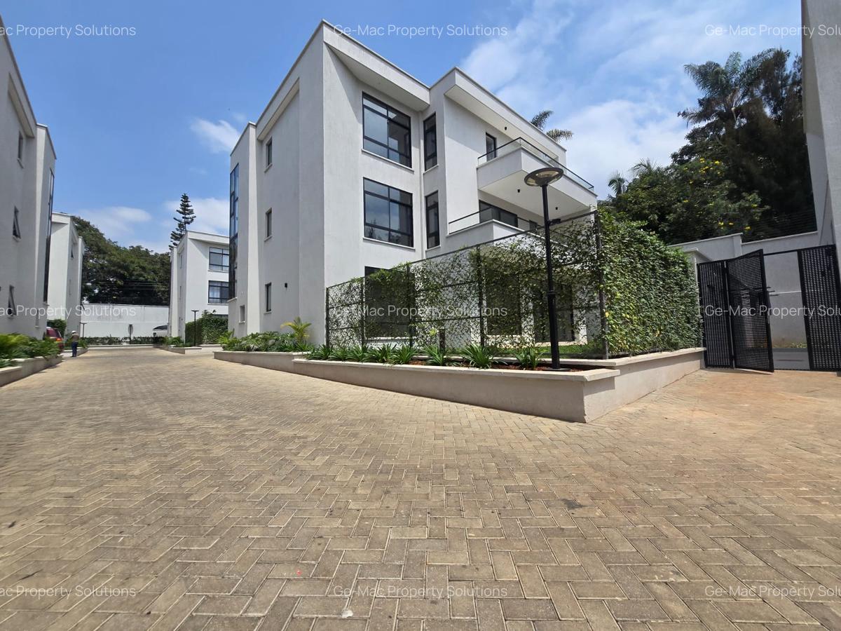 5 Bed House with En Suite in Lavington - 1