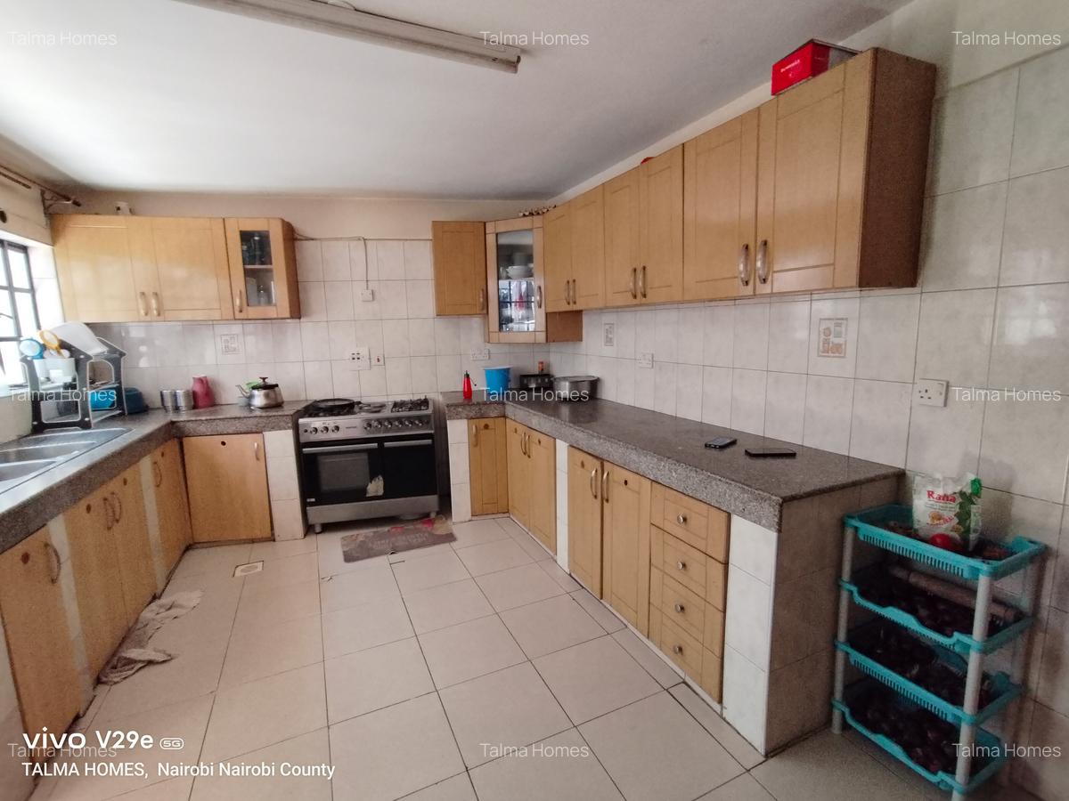 5 Bed Villa with En Suite at Off Brookside Grove - 5