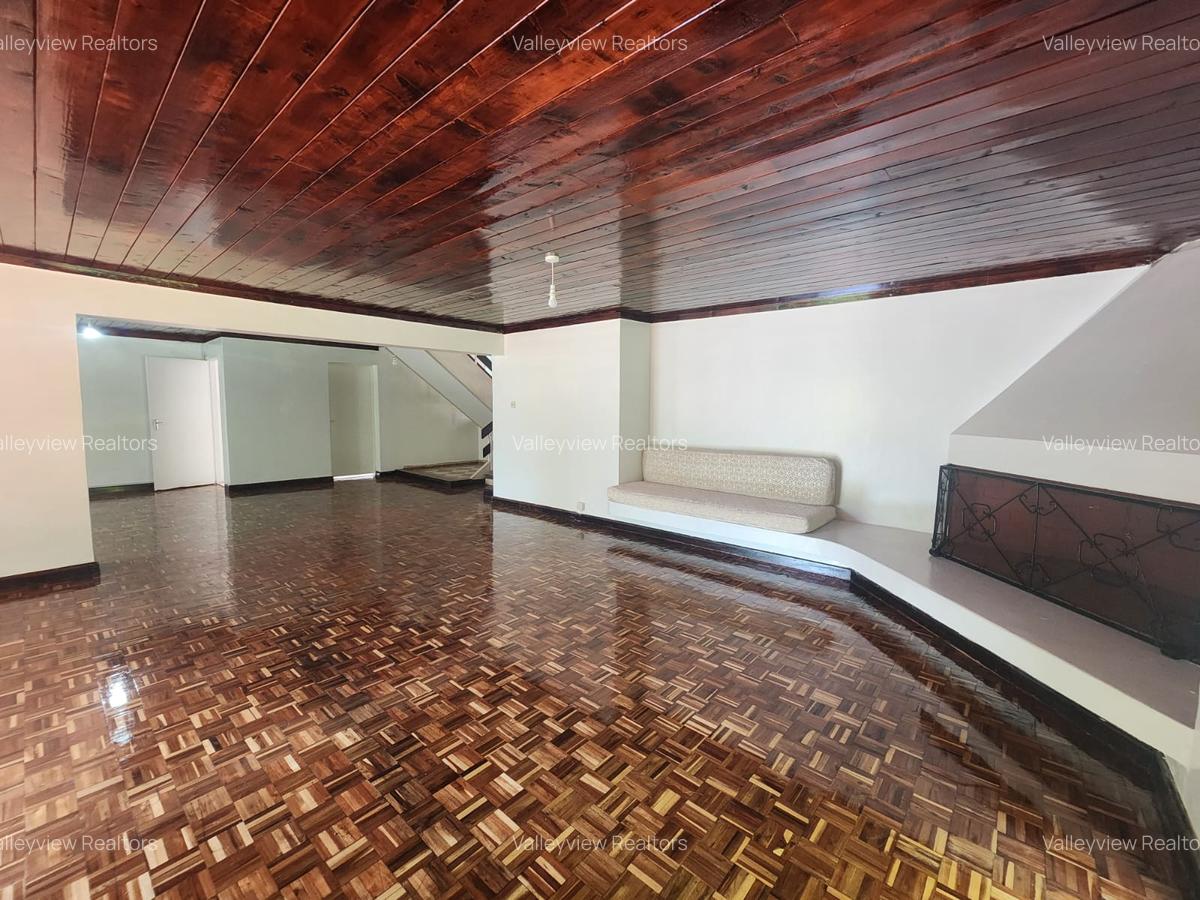5 Bed Townhouse with En Suite at Lavington - 18