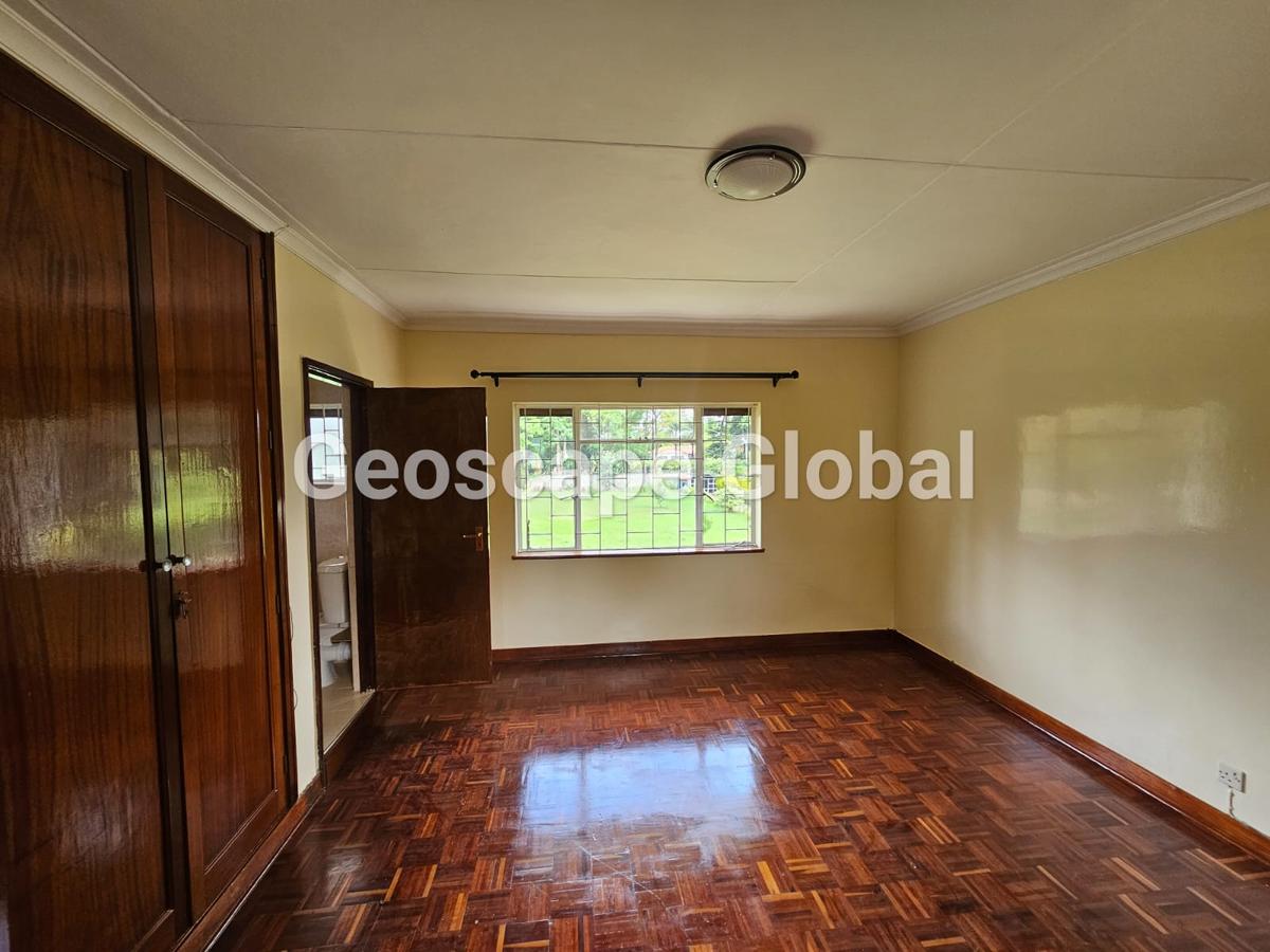 4 Bed House with En Suite in Lavington - 5