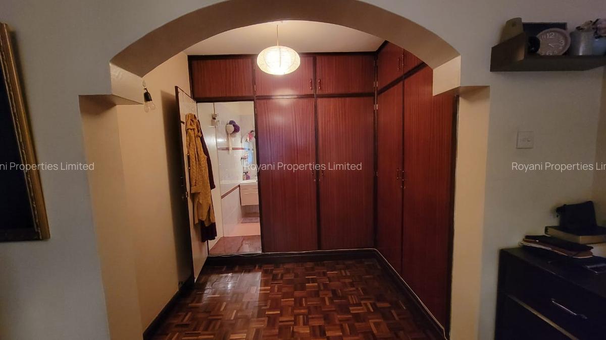 5 Bed House with En Suite in Lavington - 11