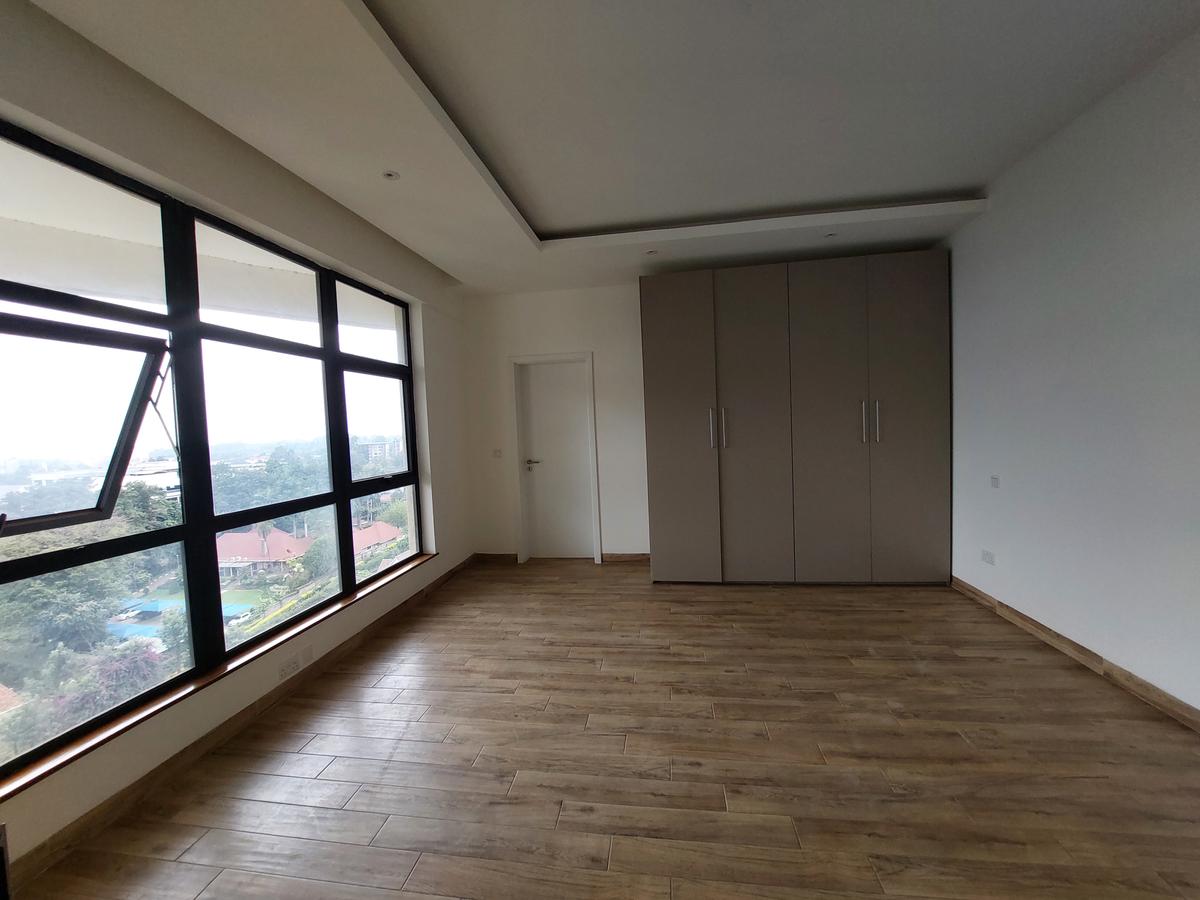 4 Bed Apartment with En Suite at Riverside Drive - 18