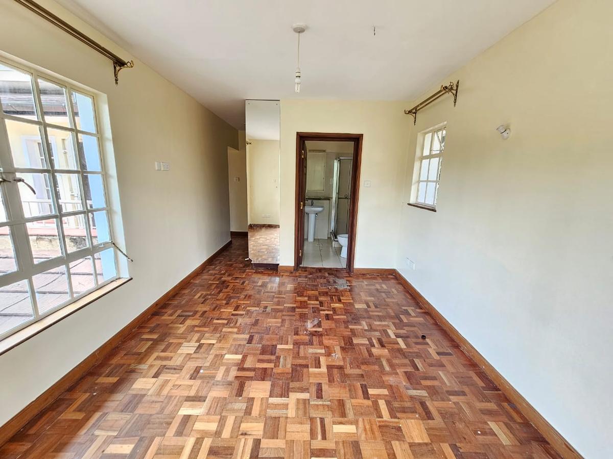 5 Bed House with En Suite in Lavington - 12