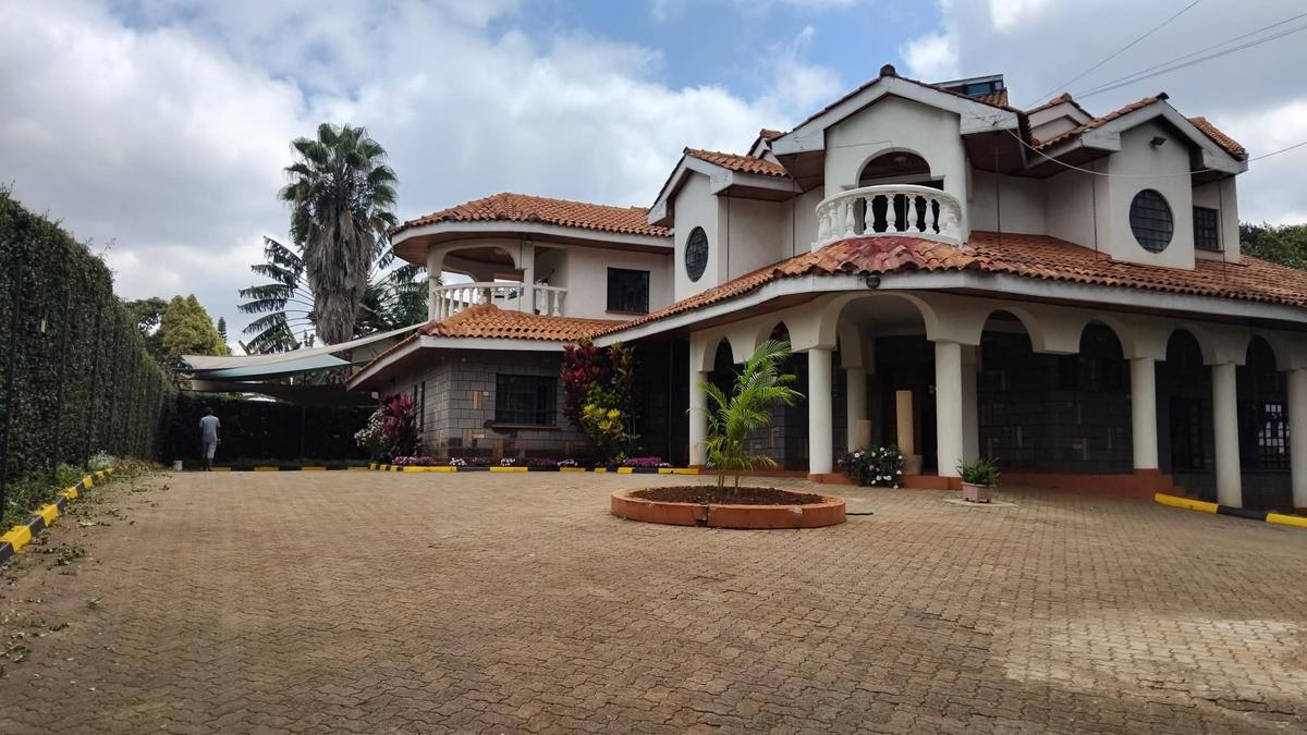 5 Bed House with En Suite in Runda - 1