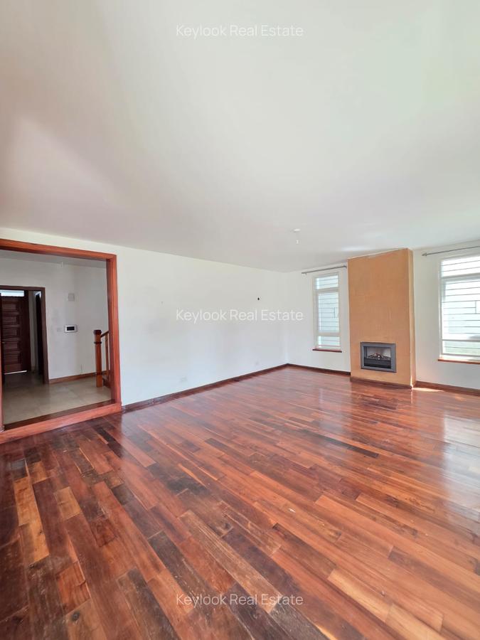 5 Bed Townhouse with En Suite at Off Convent Drive - 3