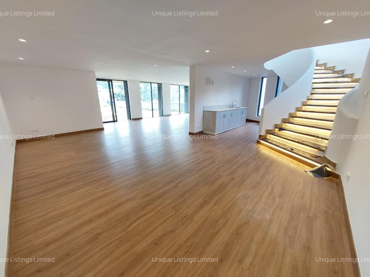 6 Bed House with En Suite in Nyari - 3