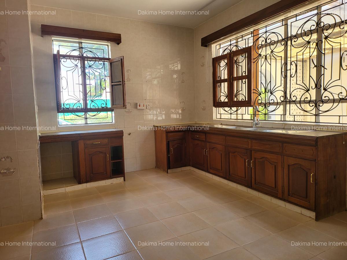 5 Bed House with En Suite in Nyari - 2