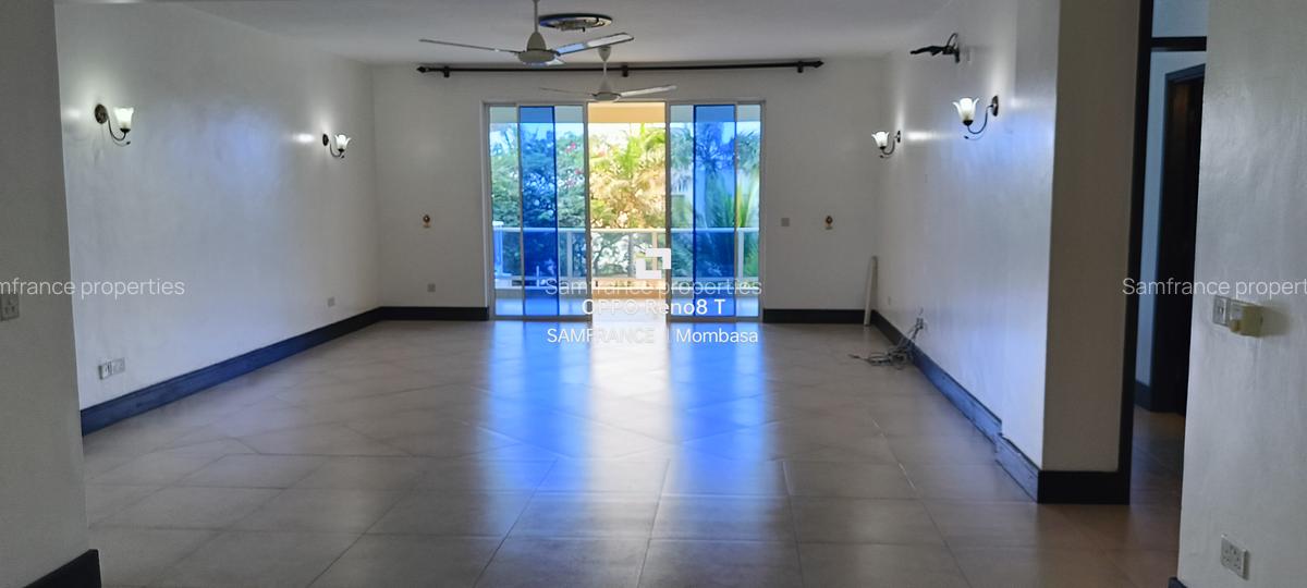 Serviced 4 Bed Apartment with En Suite at Greenwood Drive - 15