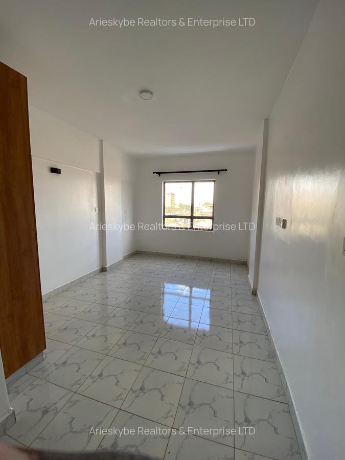 Studio Apartment with En Suite in Membley - 9