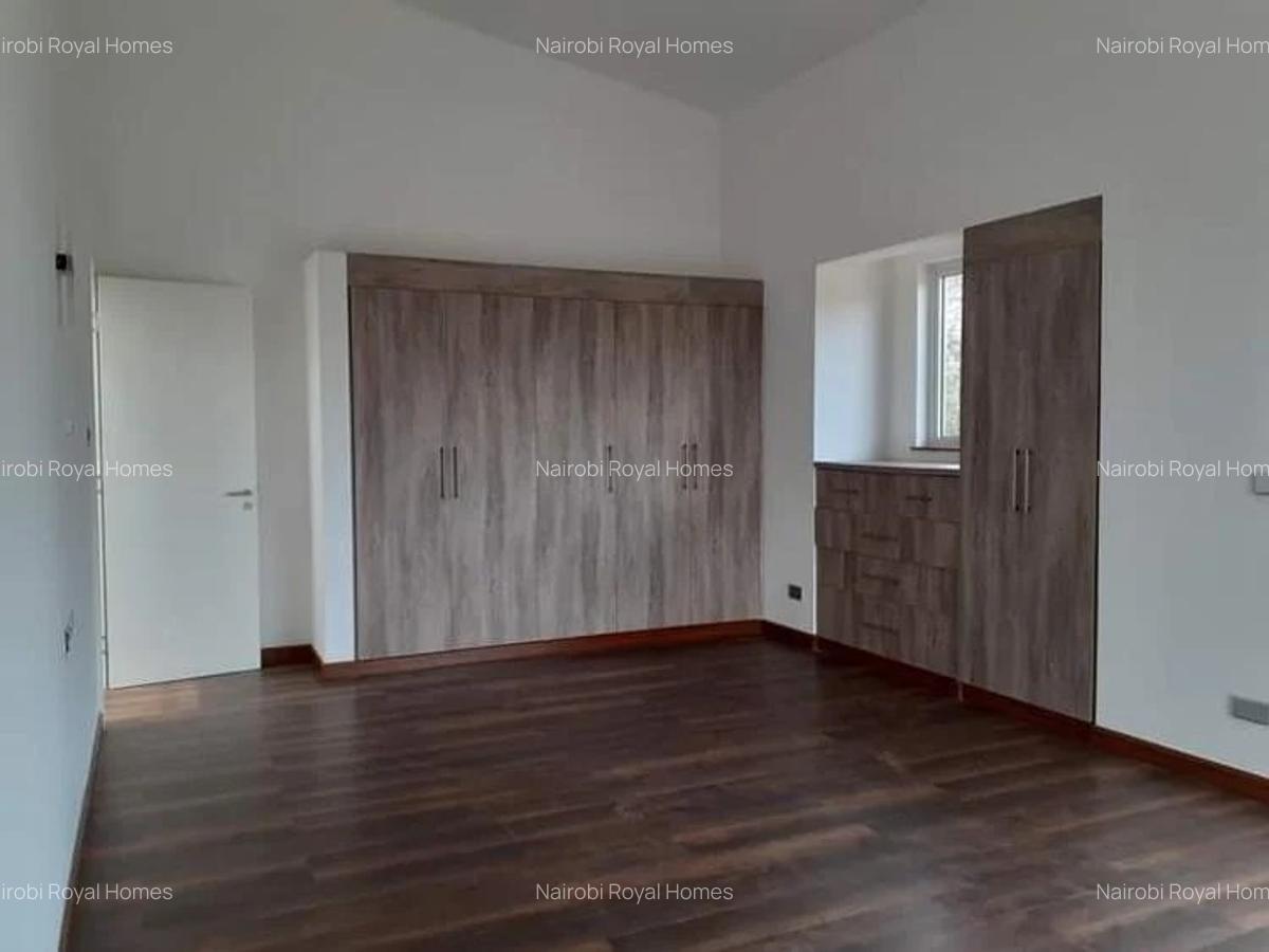 5 Bed Townhouse with En Suite at Lavington - 17