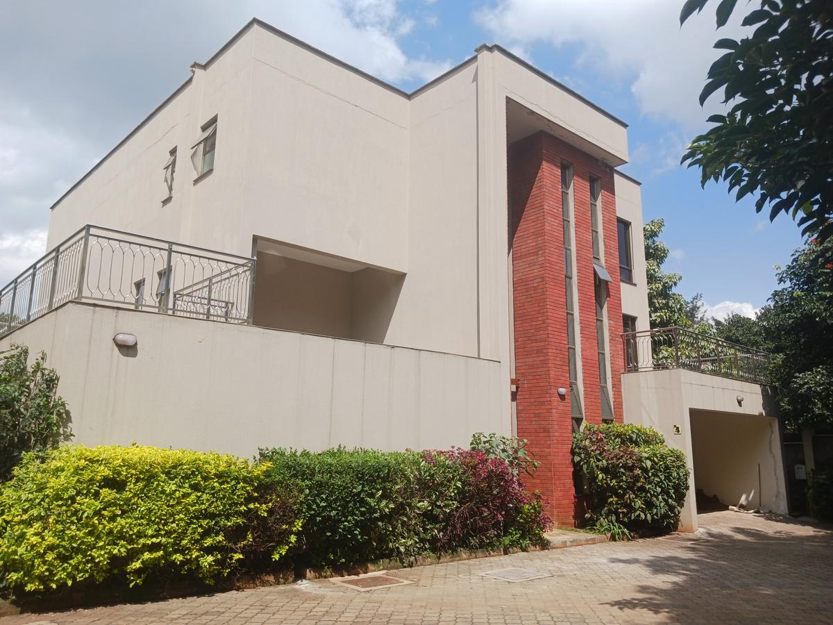 5 Bed Villa with En Suite at Lavington - 1