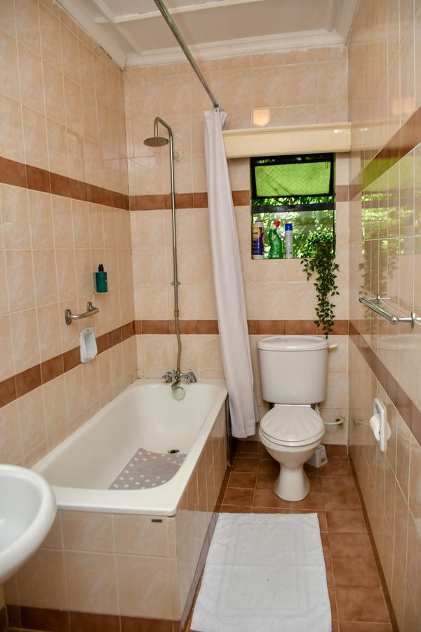 Serviced 1 Bed Apartment with En Suite at Lantana Road - 11