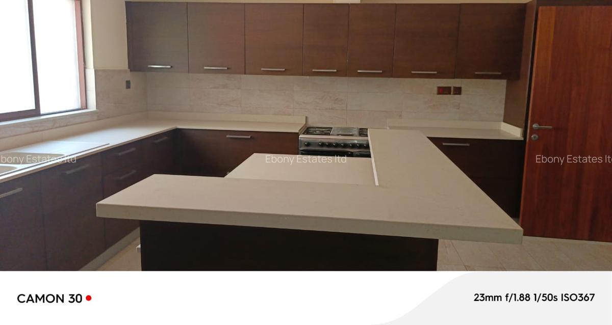 5 Bed Townhouse with En Suite in Lavington - 6