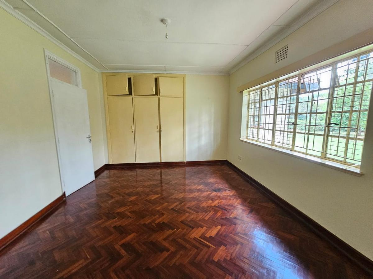 3,500 ft² Commercial Property with Service Charge Included in Lavington - 15