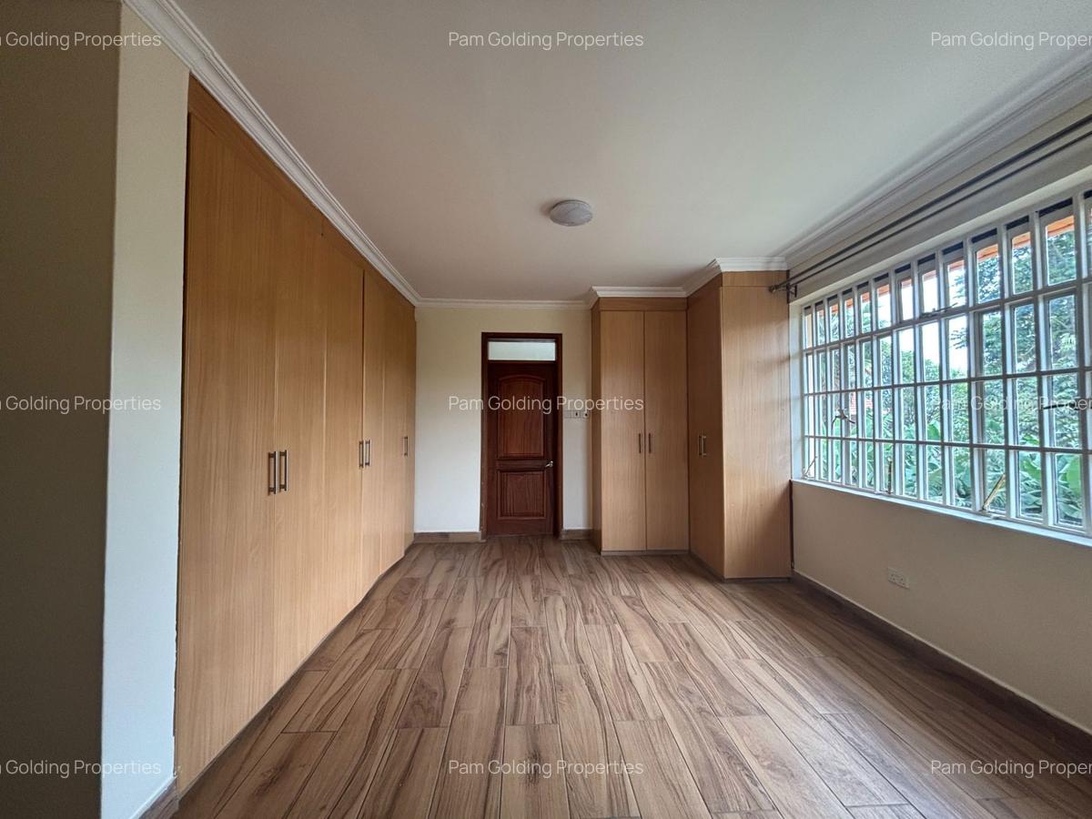 4 Bed House with En Suite in Rosslyn - 14