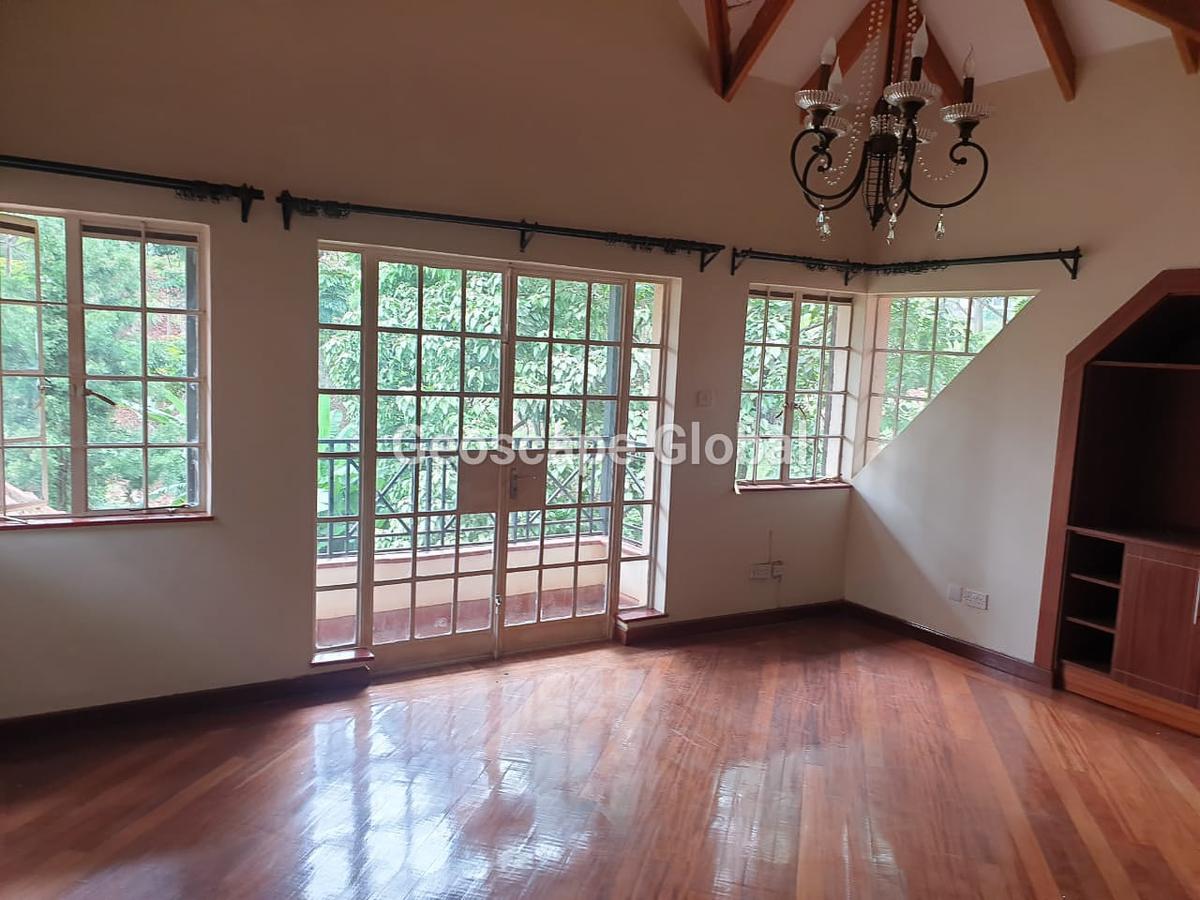 5 Bed House with En Suite in Rosslyn - 6