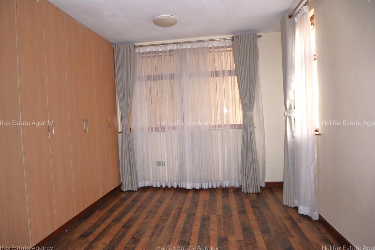 5 Bed Villa with En Suite in Redhill - 9