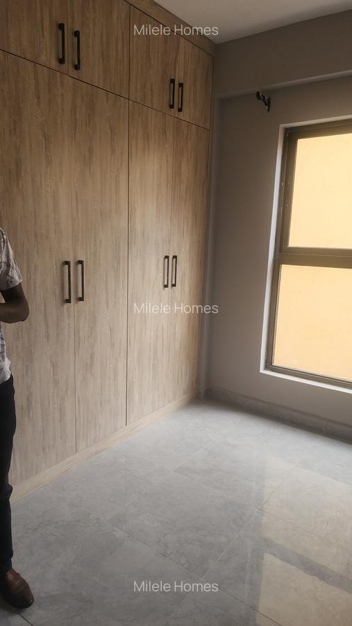 Serviced 2 Bed Apartment with En Suite at Brookside Drive - 6