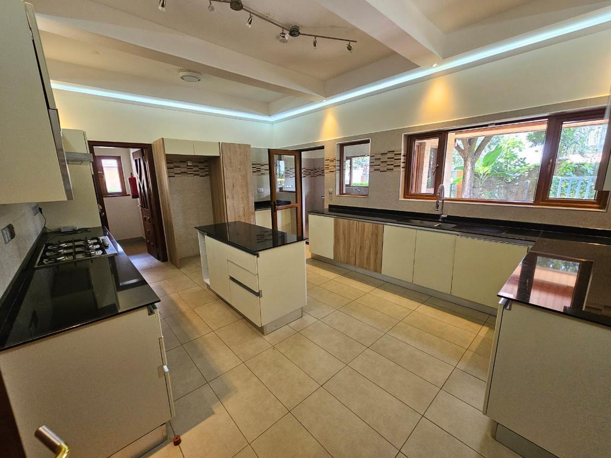 5 Bed House with En Suite in Lavington - 5