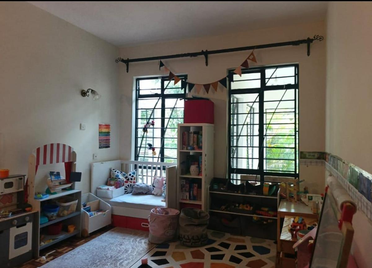5 Bed Villa with En Suite in Spring Valley - 9