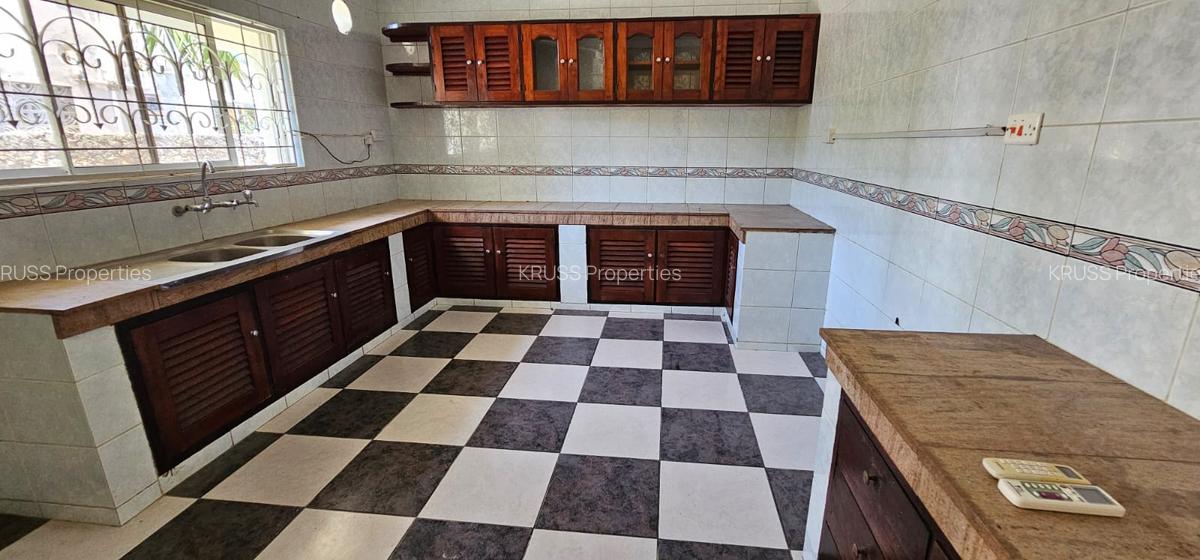 4 Bed House with En Suite at Hr93 - 3