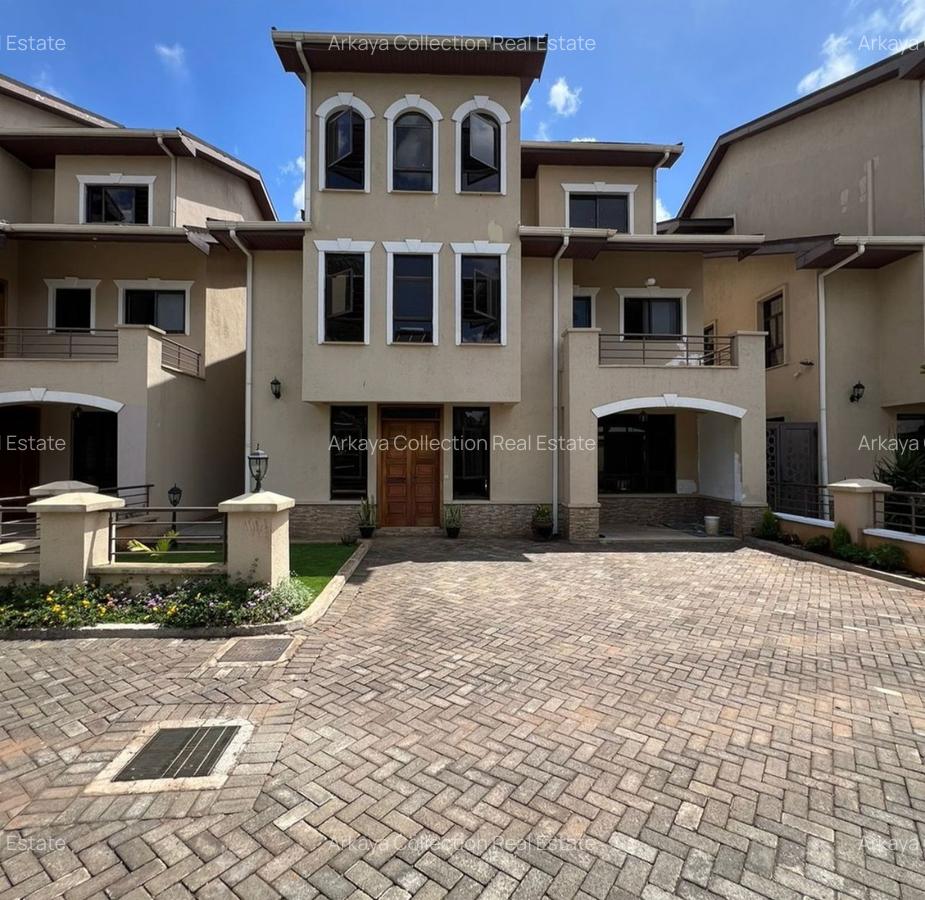 5 Bed House with En Suite in Lavington - 1