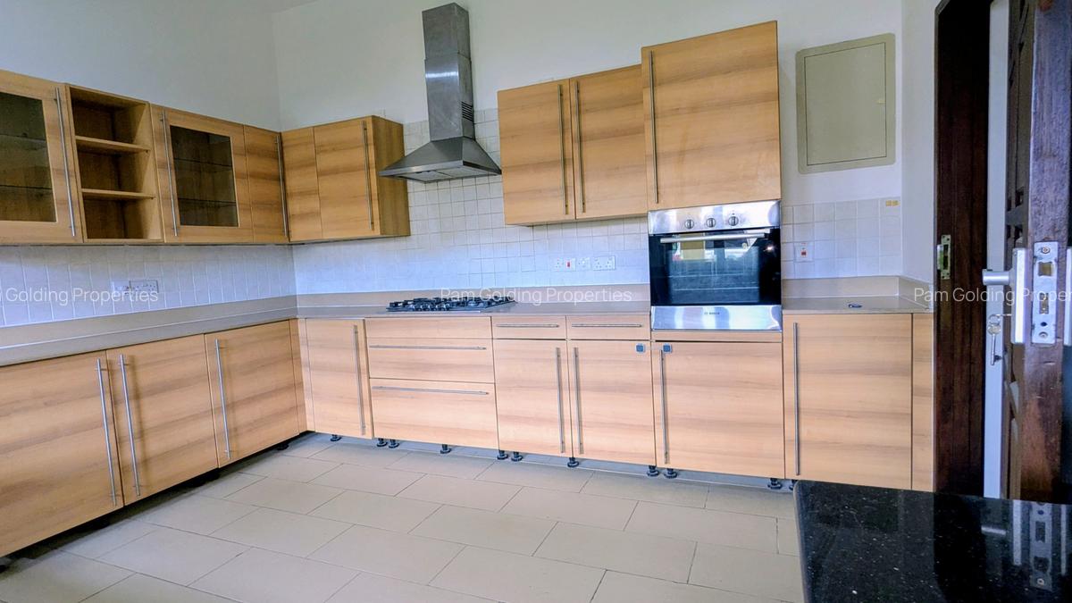 3 Bed Apartment with En Suite at Greenwood Drive - 9