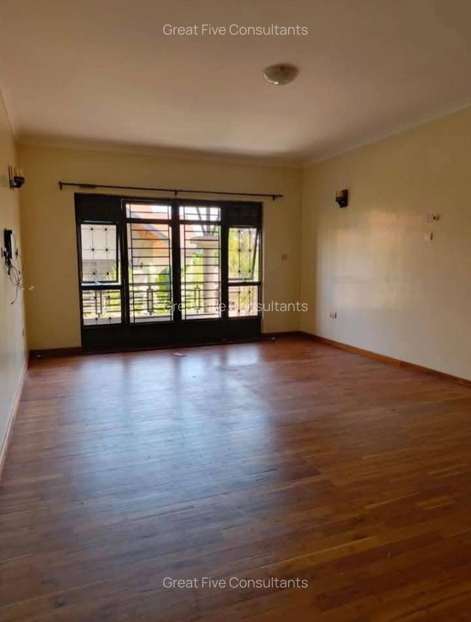 5 Bed House with En Suite in Runda - 12