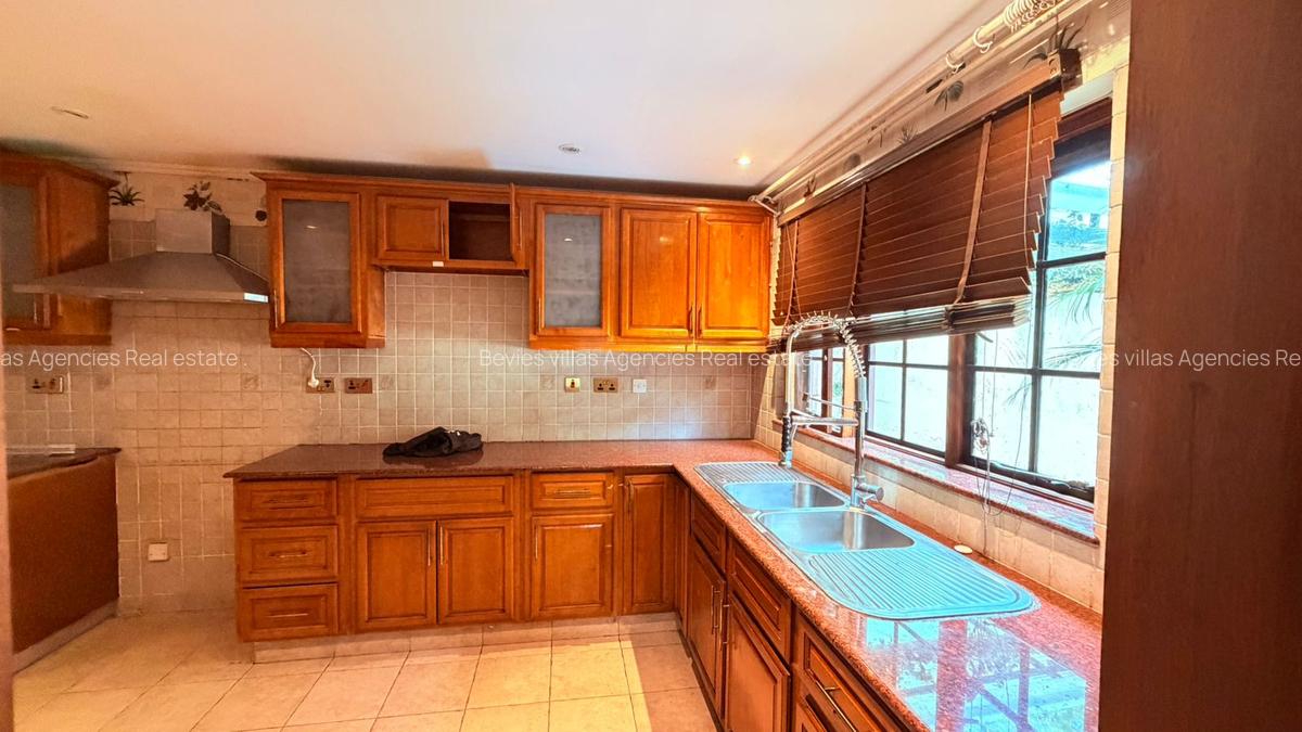 5 Bed Townhouse with En Suite at General Mathenge - 9