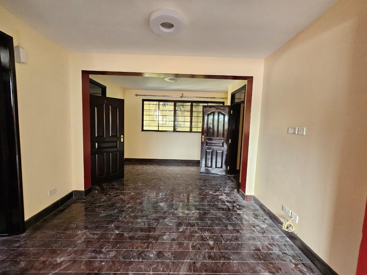 5 Bed House with En Suite in Lavington - 17