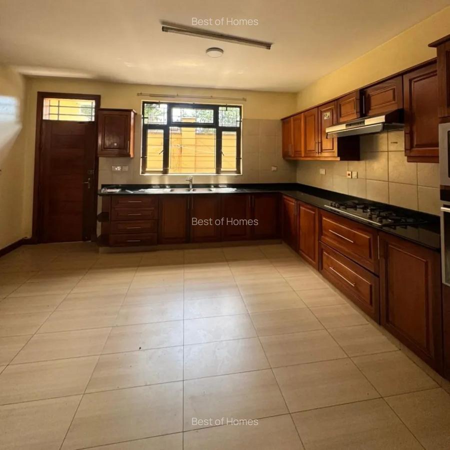 5 Bed Townhouse with En Suite in Lavington - 3