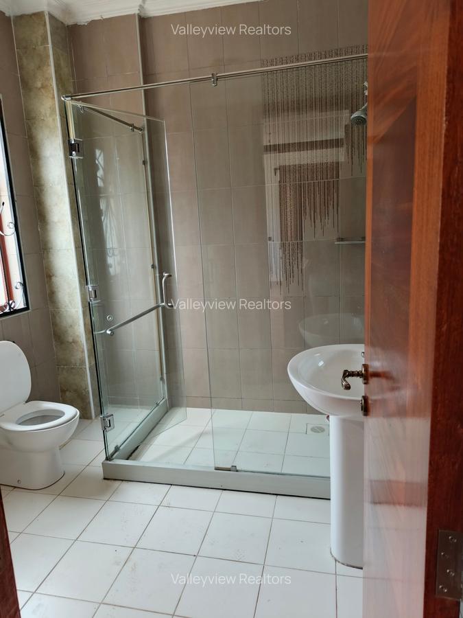 5 Bed Townhouse with En Suite at Lavington - 11