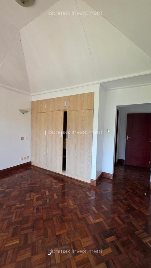 5 Bed Townhouse with En Suite at Old Runda - 16