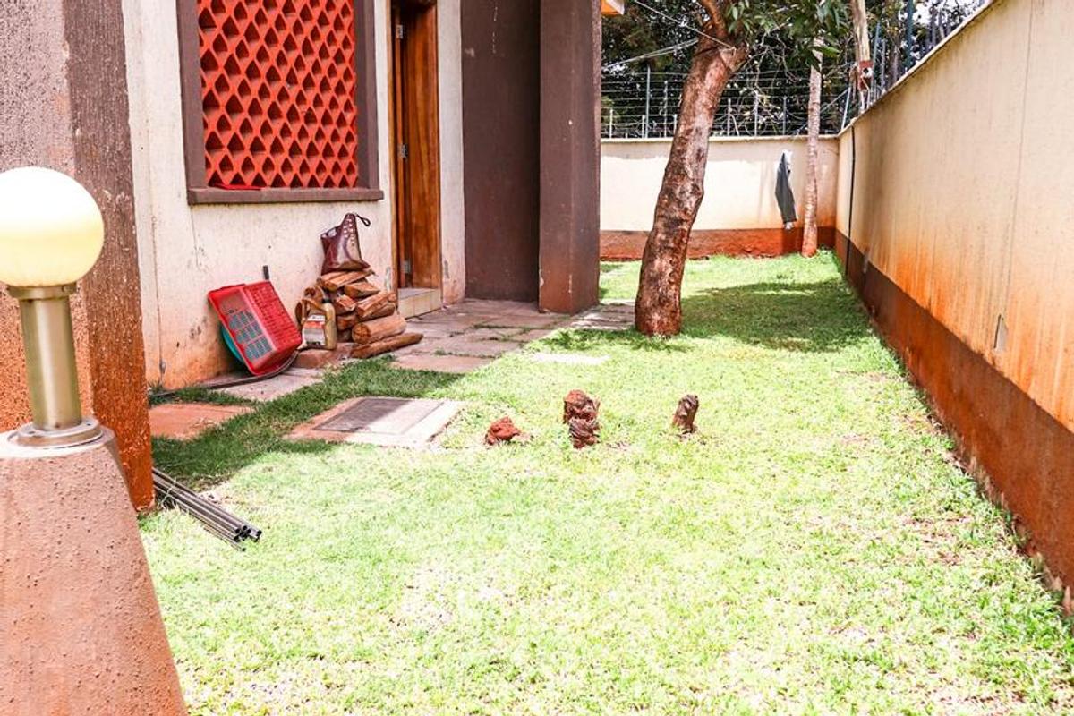 5 Bed Townhouse with En Suite at Lavington Shopping Centre - 17