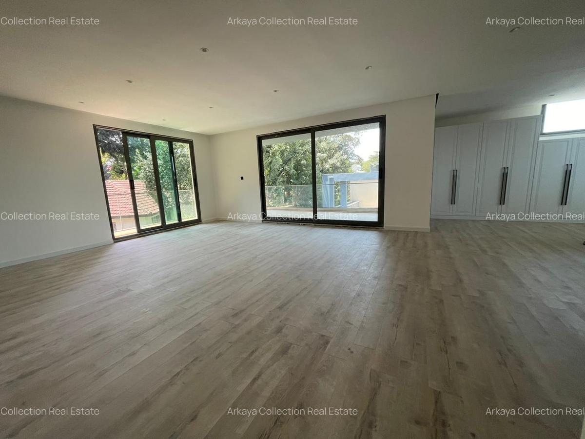 5 Bed Villa with En Suite in Lavington - 1