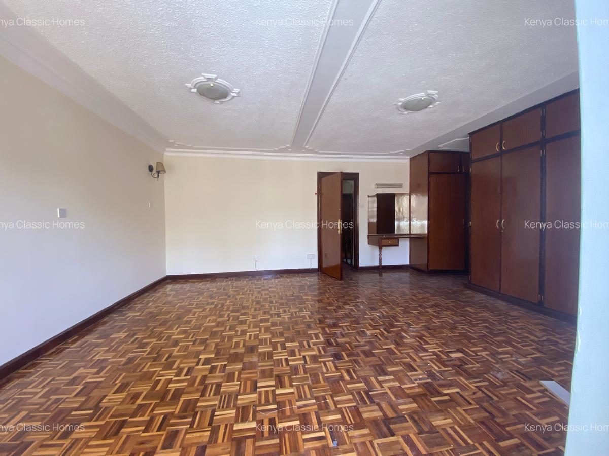 4 Bed Villa with En Suite at Lavington - 4