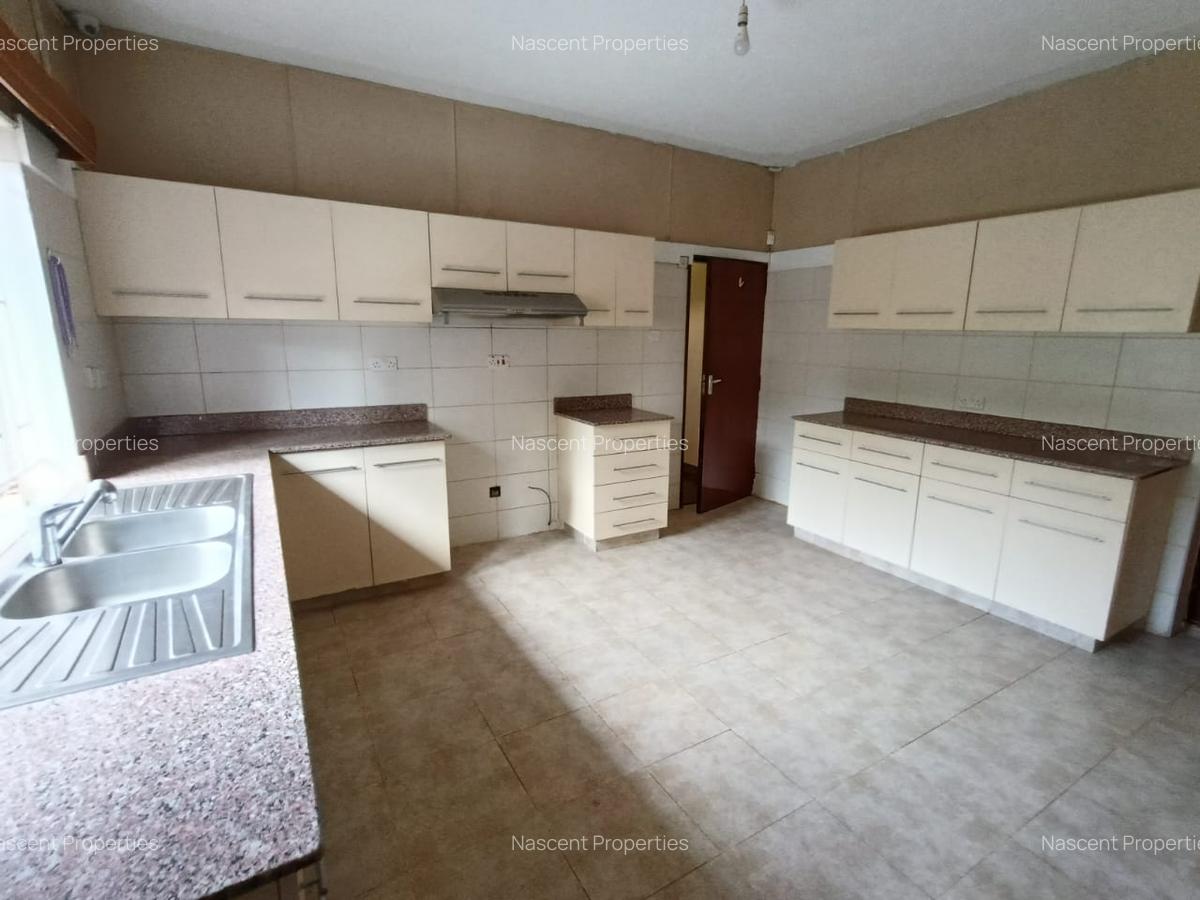 5 Bed House with En Suite in Rosslyn - 12