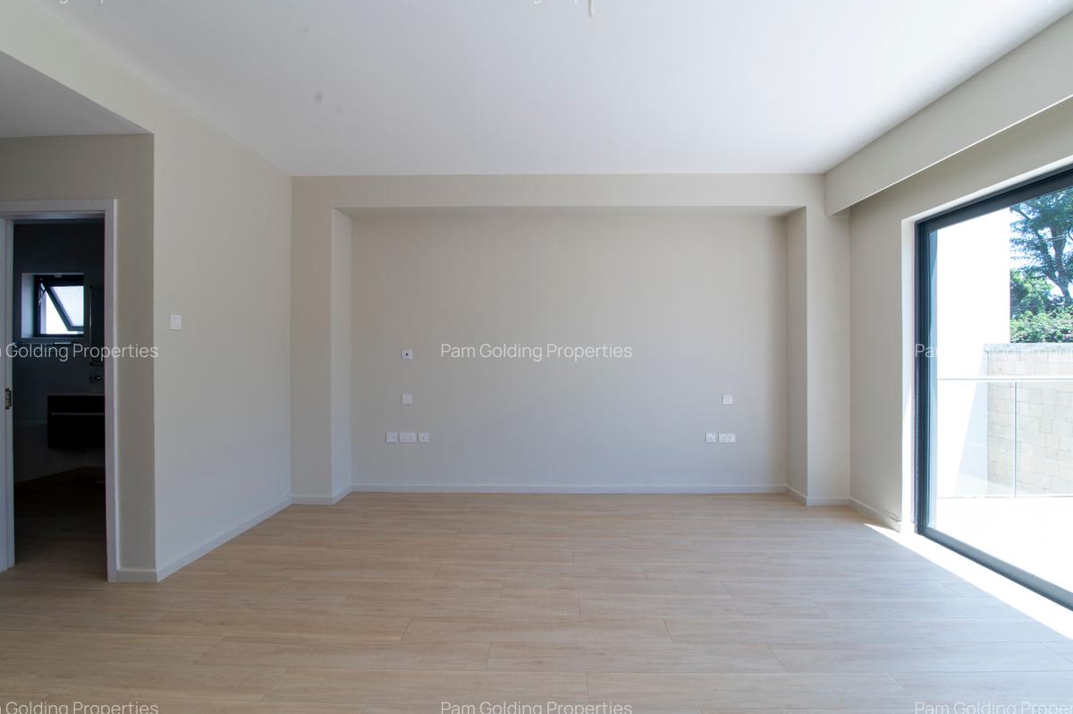 5 Bed Townhouse with En Suite at Westlands - 17