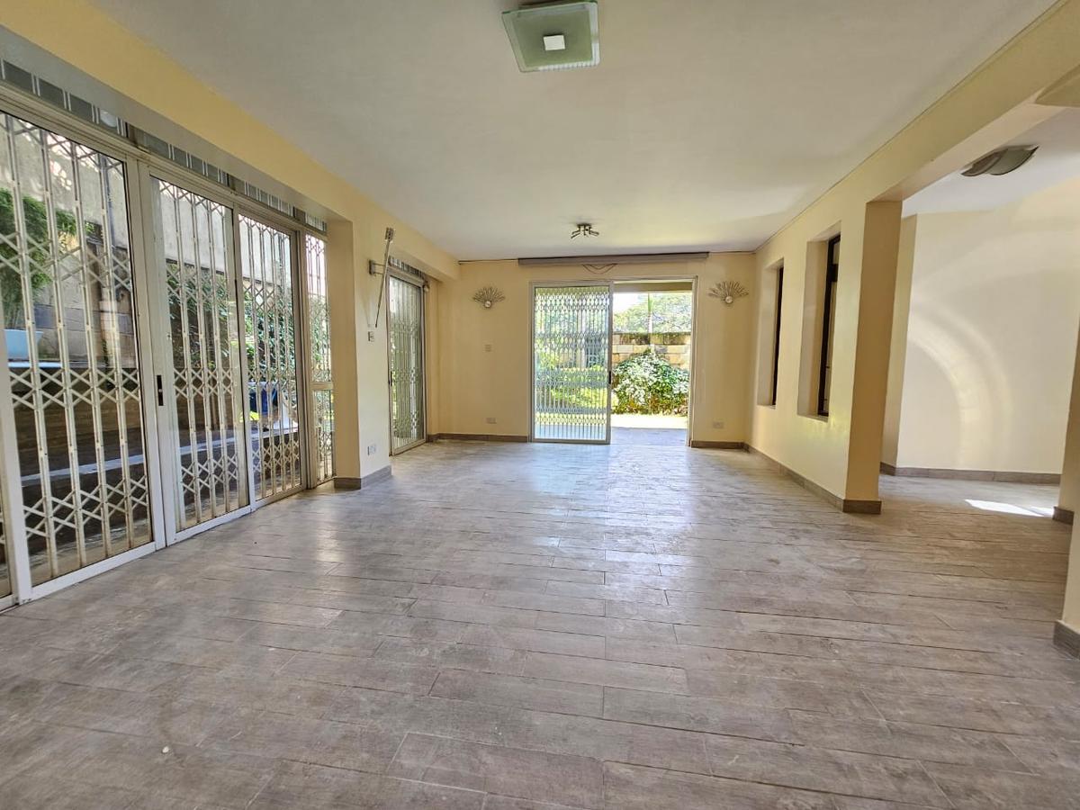 5 Bed House with En Suite in Lavington - 6