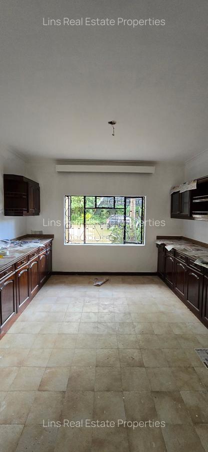 6 Bed House with En Suite in Lavington - 10